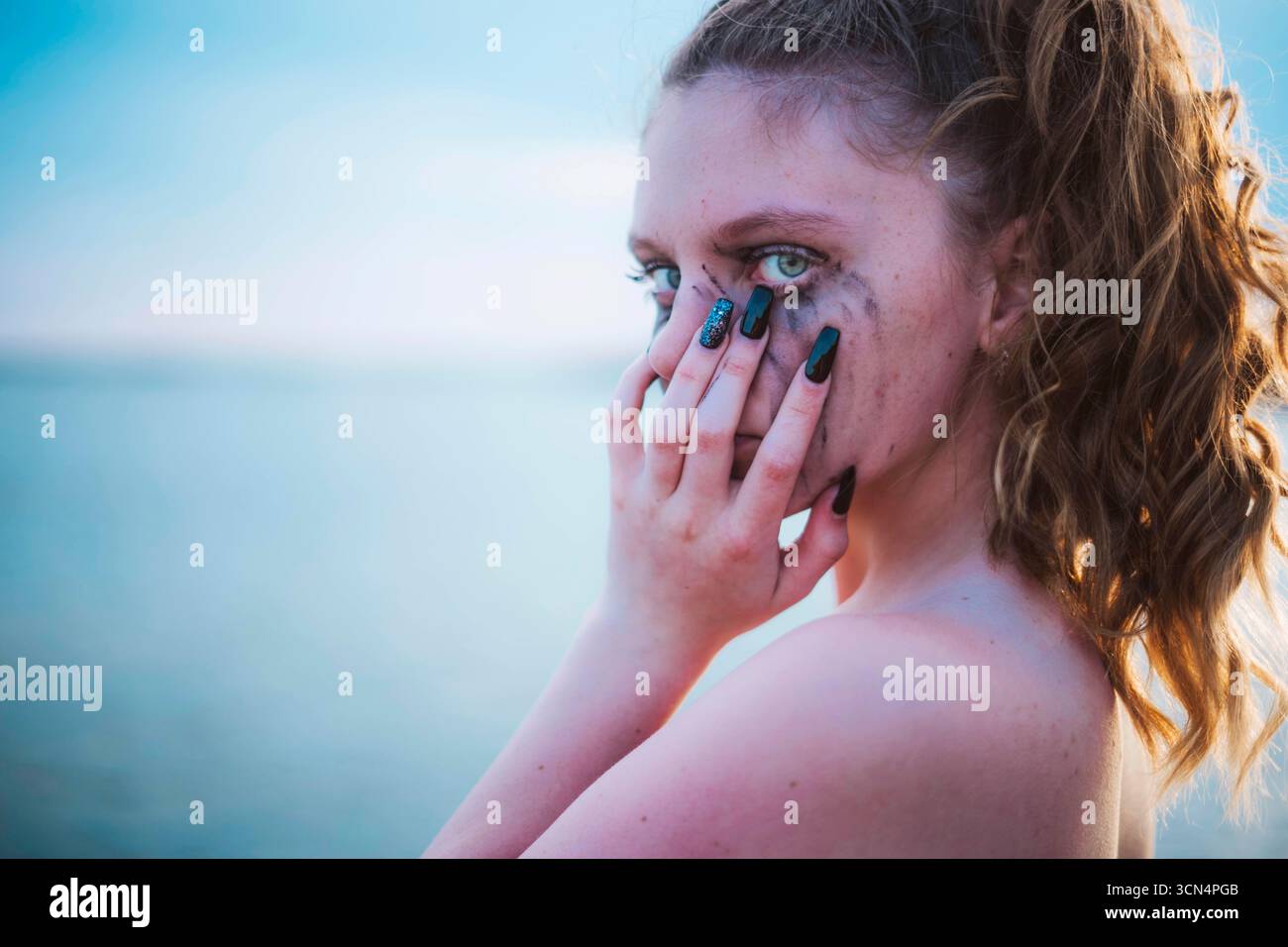 Frauen mit schwarzen Nägeln und verschmiertem Make-up Stockfoto