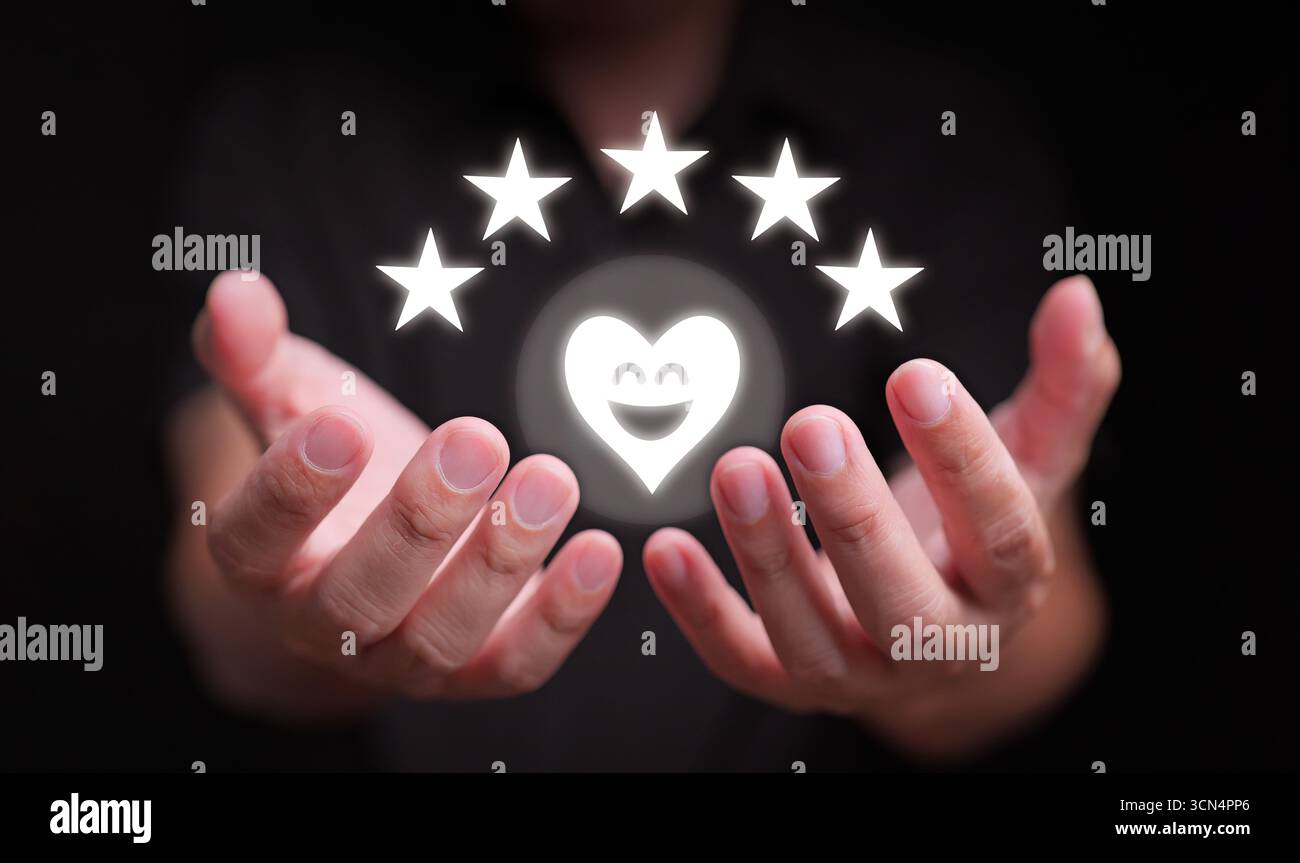 Geschäftskonzept: Kundenzufriedenheit, Handschutz Herz und fünf Sterne, symbolisiert Servicequalität, Reputationsmanagement, Kundenloyalität, Stockfoto