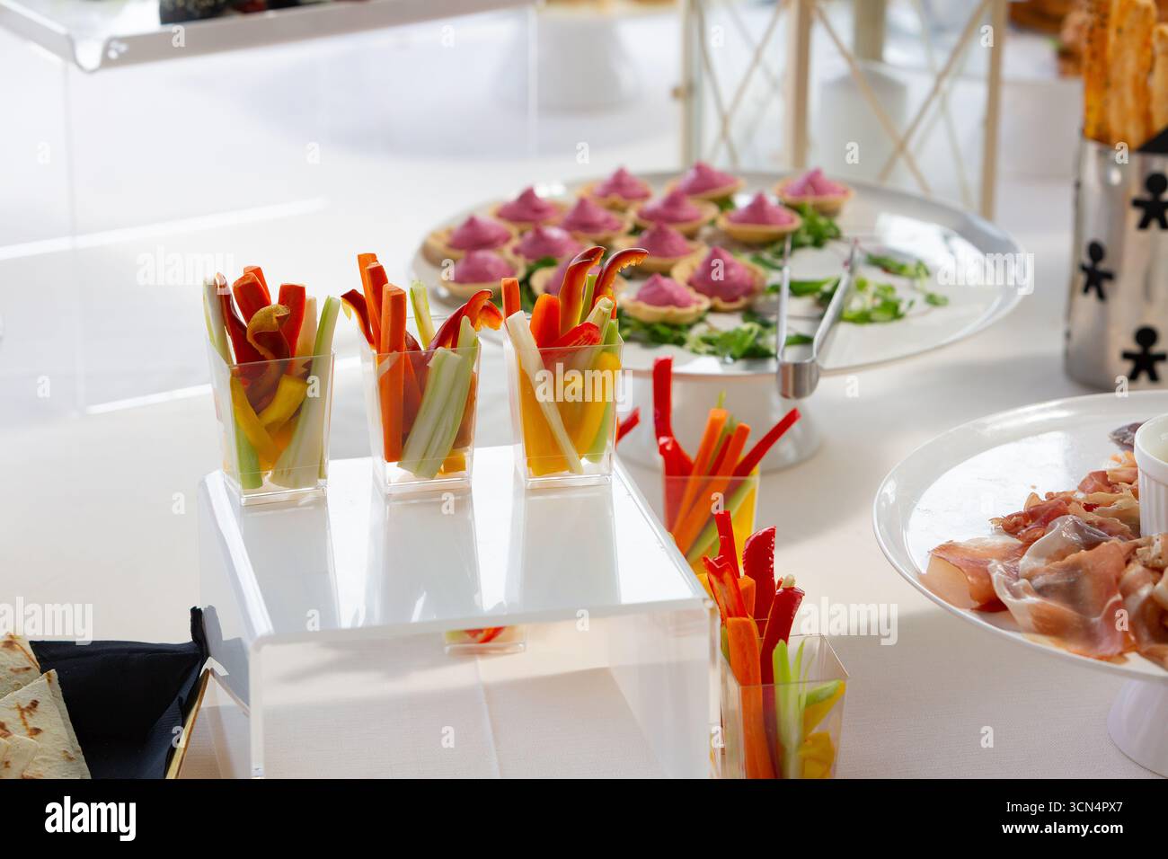 Frische Gemüsevorspeisen verleihen einem Buffet eine gesunde und lebendige Note Stockfoto
