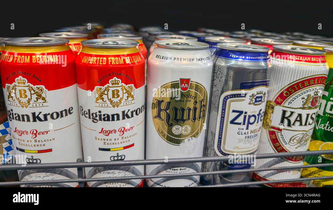 Alkoholische Getränke werden an einem Ladentisch zum Verkauf angeboten. Bier und Champagner. Bekannte Marken. Stockfoto