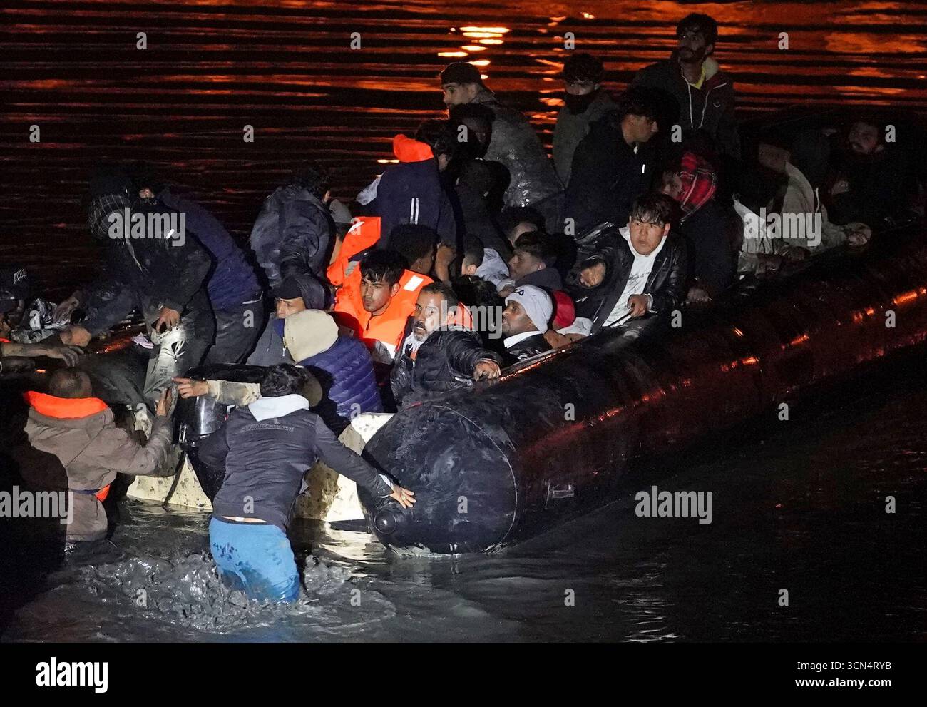Menschen, die als Migranten gedacht wurden, starten erfolgreich ein kleines Boot von einem Flussufer in Gravelines, Frankreich. Bilddatum: Freitag, 19. September 2025. Stockfoto