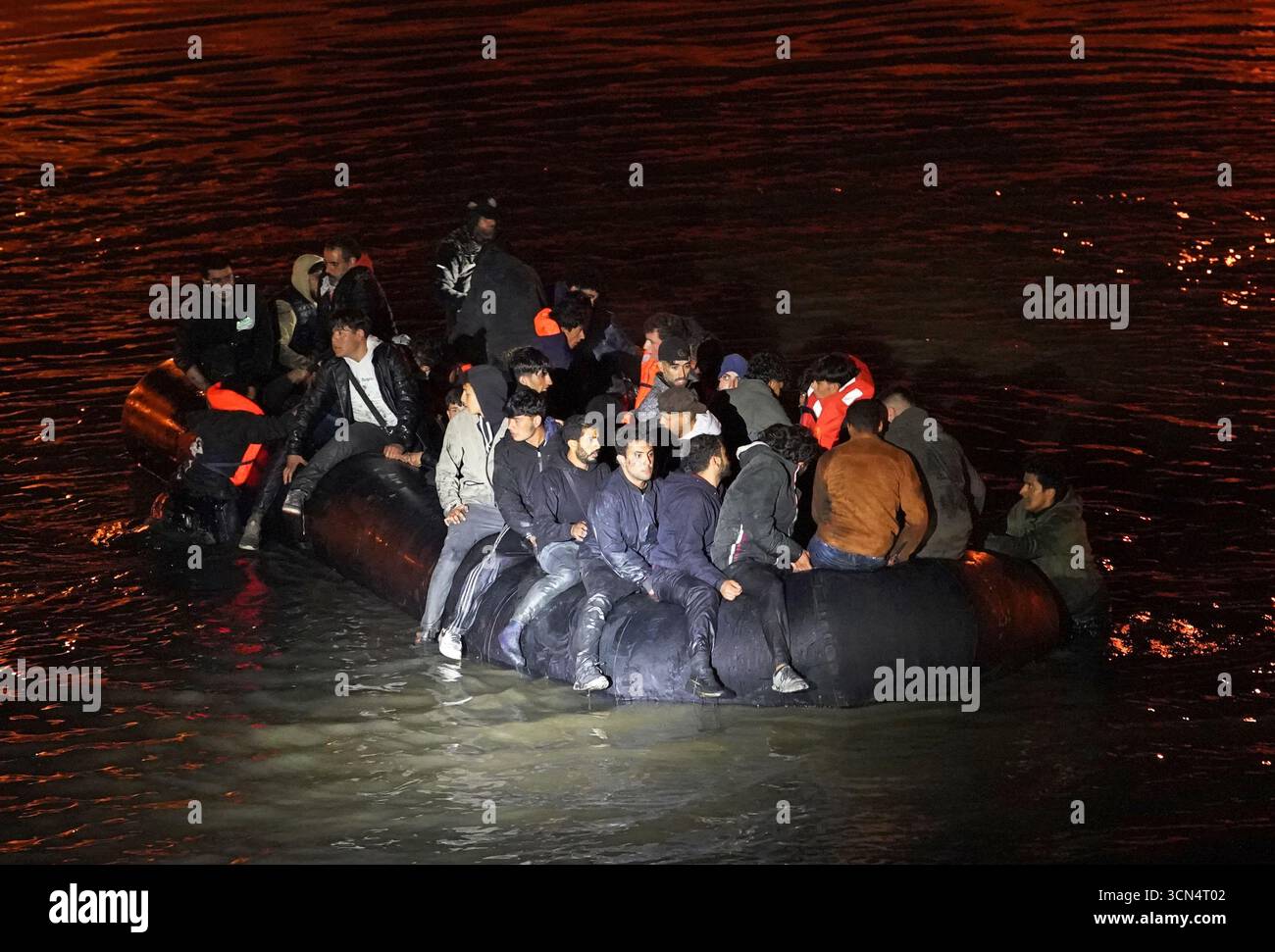 Menschen, die als Migranten gedacht wurden, starten erfolgreich ein kleines Boot von einem Flussufer in Gravelines, Frankreich. Bilddatum: Freitag, 19. September 2025. Stockfoto
