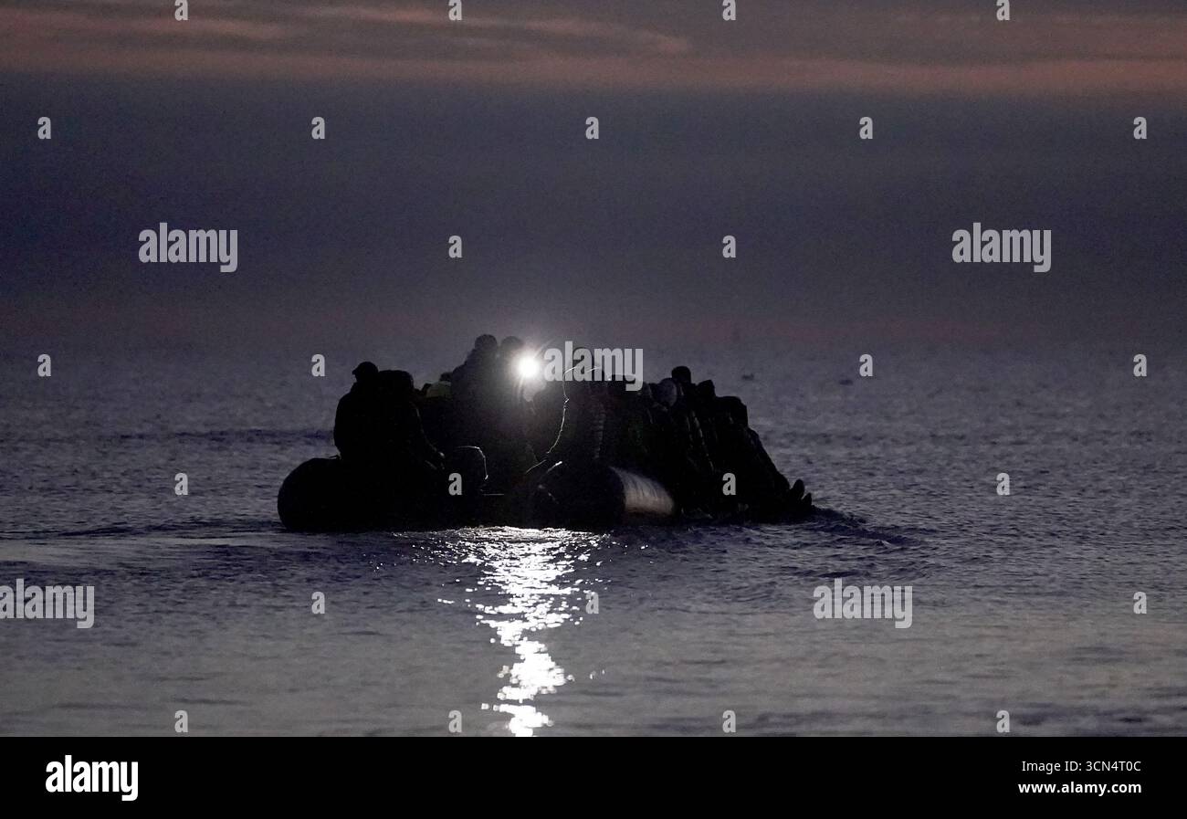 Ein kleines Boot mit Menschen, die als Migranten gelten, kommt an, um mehr Menschen in Gravelines, Frankreich, zu sammeln. Bilddatum: Freitag, 19. September 2025. Stockfoto