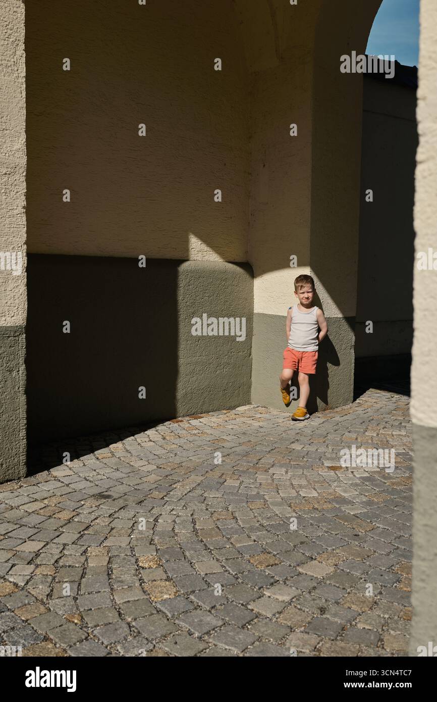 Kinder, die im Schatten in landsberg am lech entspannen Stockfoto