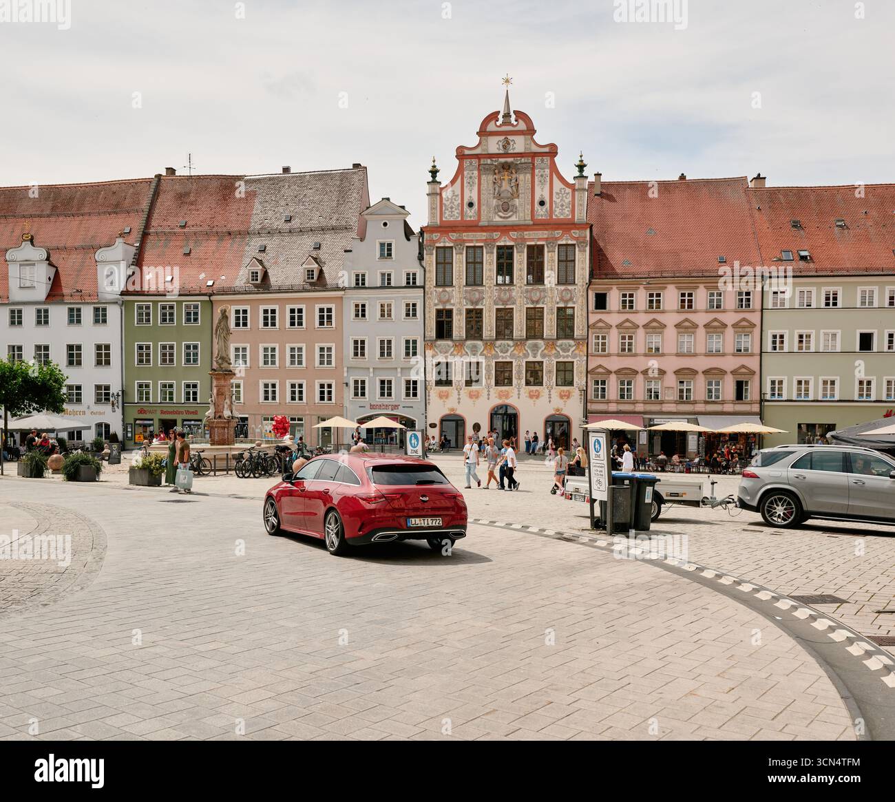 Rotes Auto, das durch den hauptplatz in landsberg am lech fährt Stockfoto