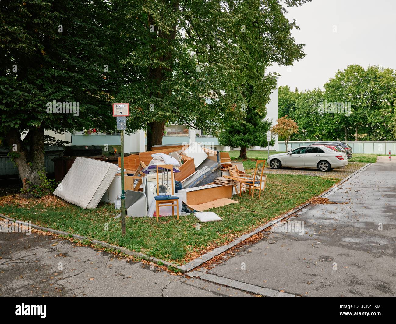 Ein Stapel von weggeworfenen Möbeln verschmutzt den Grünraum Stockfoto