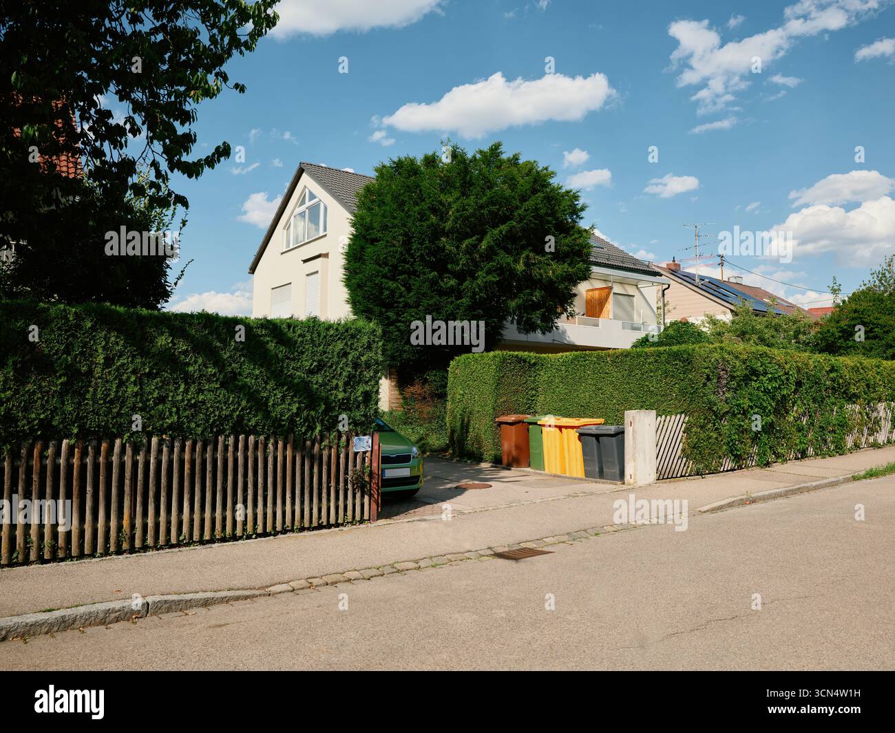 Wohngebiet mit Häusern, Zäunen und Hecken Stockfoto