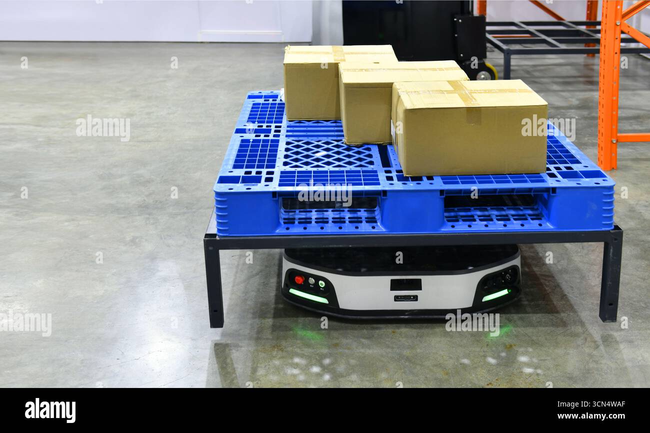 Autonome Transportroboter in Lagern Automatisierung Roboter in Lagerhallen. FTS für bewegliche Regale, Konzept der Lagerautomatisierung. Stockfoto