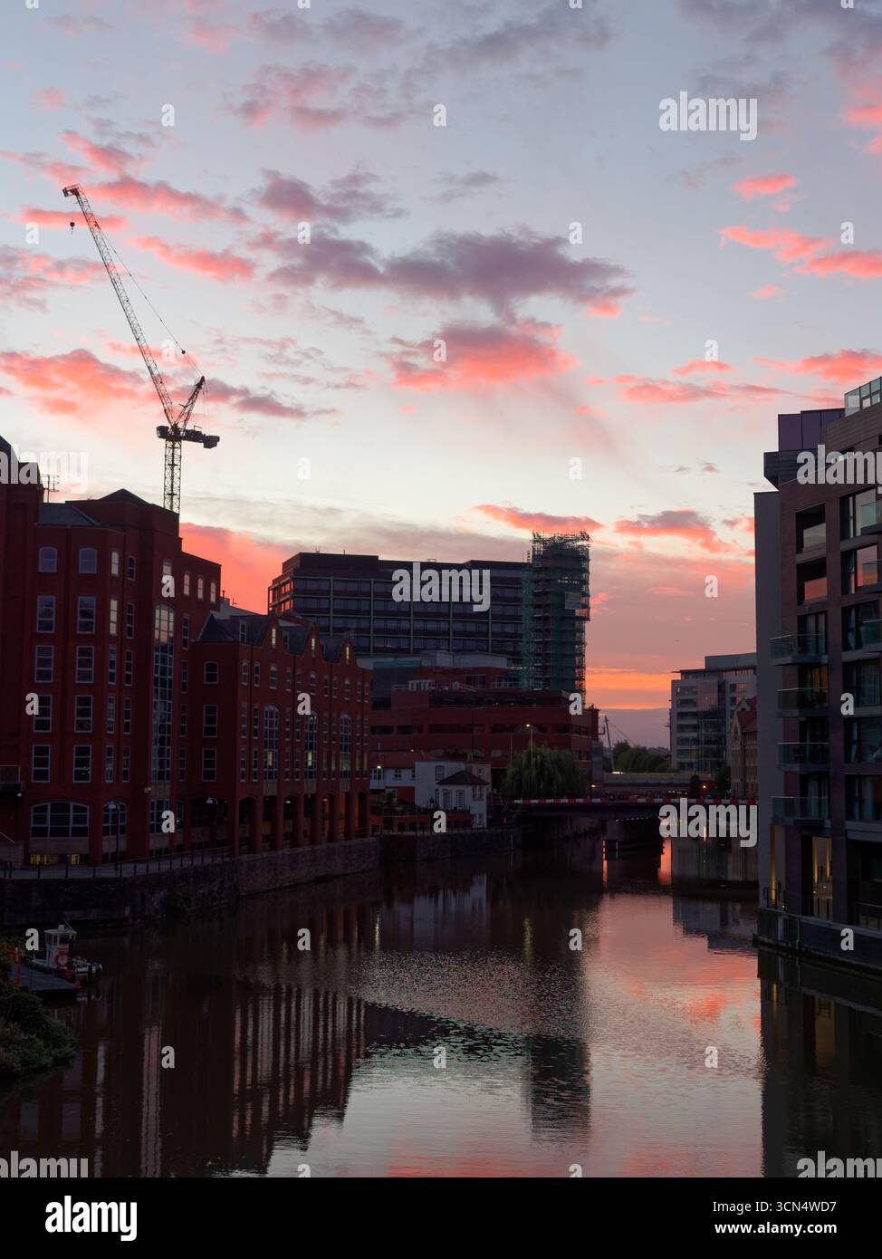 Der Sonnenaufgang über Newley entwickelte sich im Zentrum von Bristol, England, Großbritannien. Stockfoto