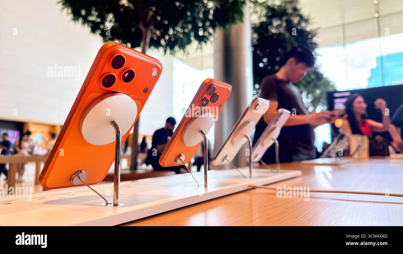 BANGKOK, THAILAND - 19. September 2025 : Ein neues iPhone17pro max wird im Apple Store ICONSIAM Einkaufszentrum ausgestellt Stockfoto