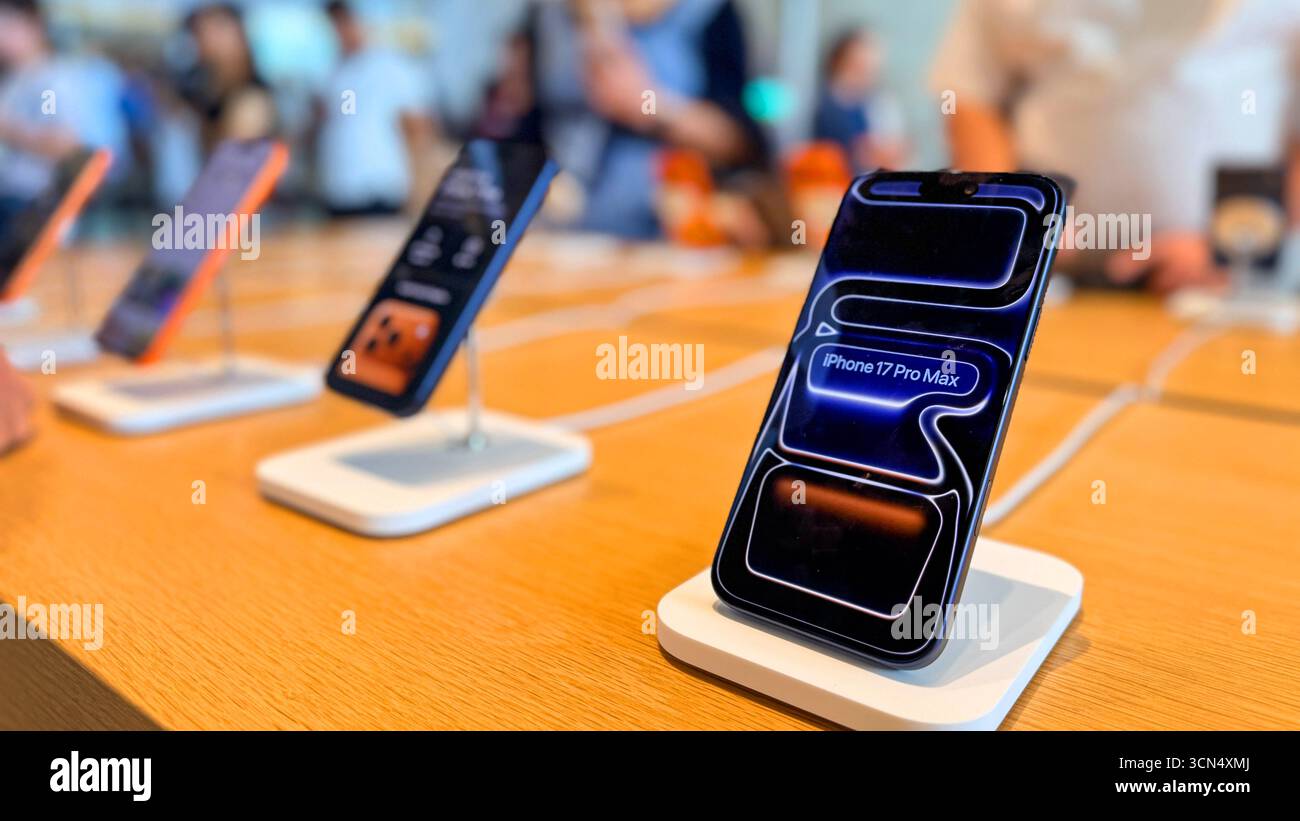 BANGKOK, THAILAND - 19. September 2025 : Ein neues iPhone17pro max wird im Apple Store ICONSIAM Einkaufszentrum ausgestellt Stockfoto
