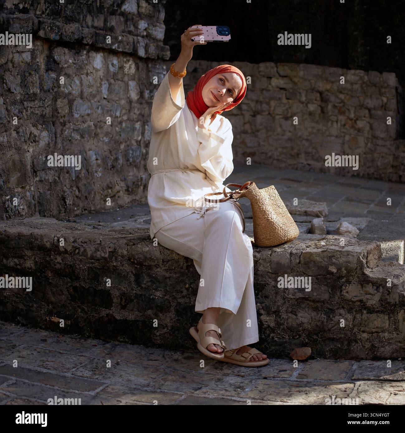 Frau macht ein Selfie in der Altstadt von Budva, Montenegro. Stockfoto