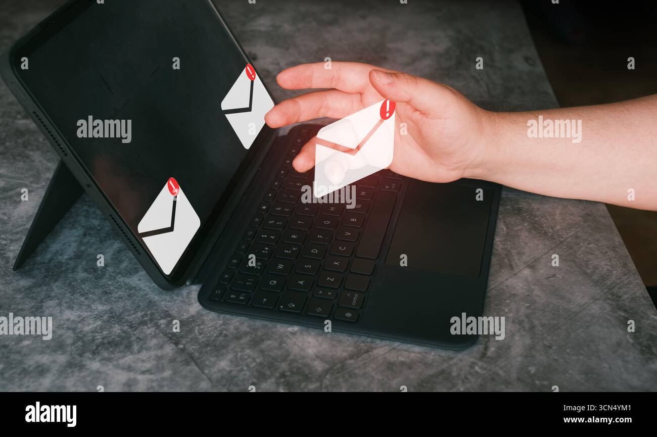 Frauen verwenden ein Tablet mit futuristischer Schnittstelle zur Verwaltung von Posteingängen. Schutz vor Internetgefahren. Junk- und Müllpost. Kompromittierte Informationen. Stockfoto