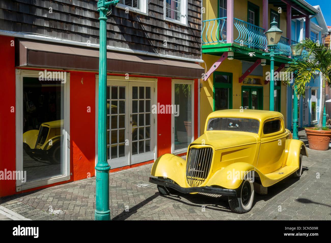 Oldtimer und alte Häuser in der Old Street, buntes Stadtbild in Philipsburg, Karibikreisen, St. Maarten Island (Saint Martin), Niederländisch-Westindien Stockfoto