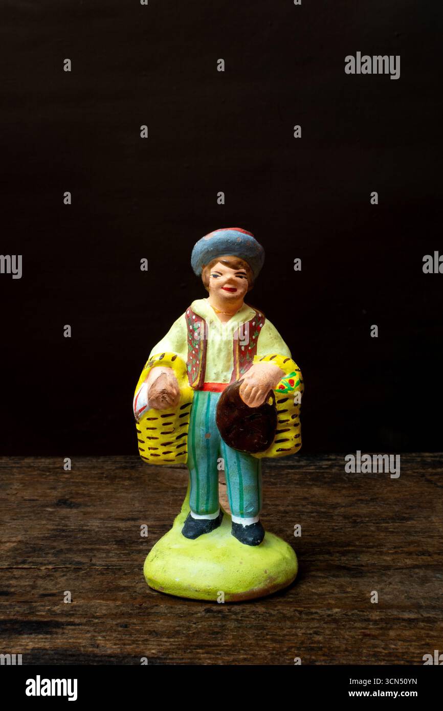 Farbige Santon-Figur aus Terrakotta (Korbträger vom Markt zurückkehrt) Provence, Frankreich Stockfoto