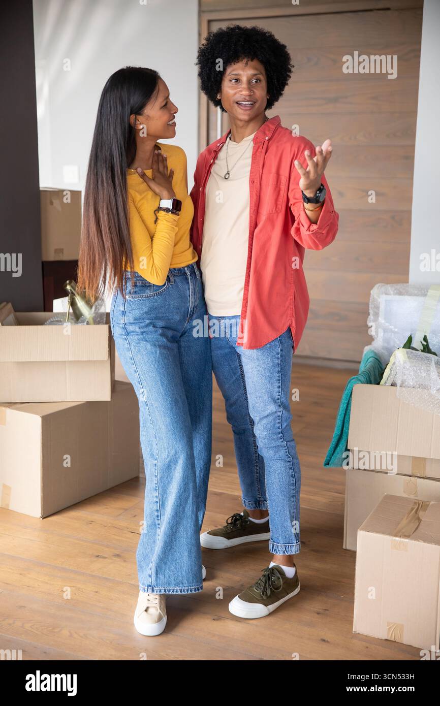 Verschiedene Auspackschachteln mit Luftpolsterfolie und Verpackungsmaterial auf Böden in einem neuen Zuhause Stockfoto