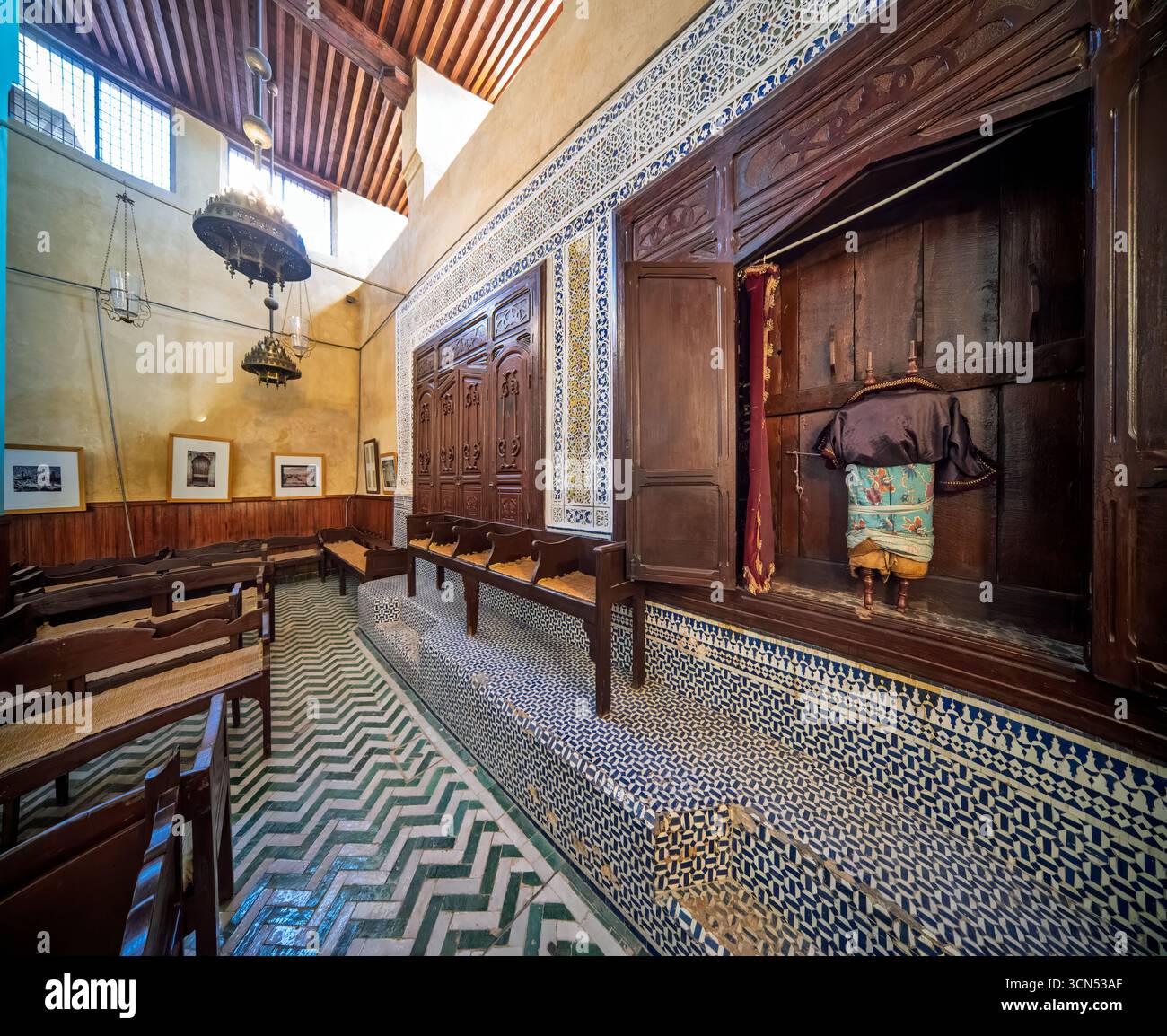 Die Al-Fassiyine-Synagoge verfügt über atemberaubende blaue Zelij und geschnitztes Holz, das die Torah-Arche darstellt, die jahrhundertelange Hingabe in Fès Mellah-Gegend widerspiegelt. Stockfoto