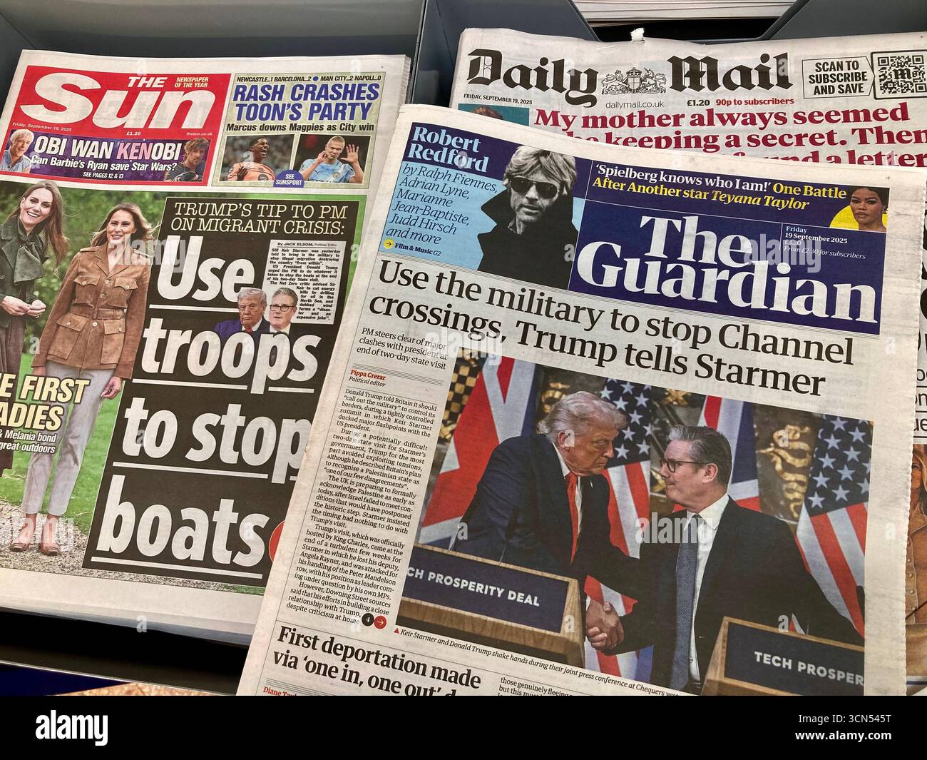 Britische Zeitungen berichten, dass Trump Keir Starmer während ihrer gemeinsamen Pressekonferenz dazu auffordert, illegale Migrantenboote zu stoppen Stockfoto