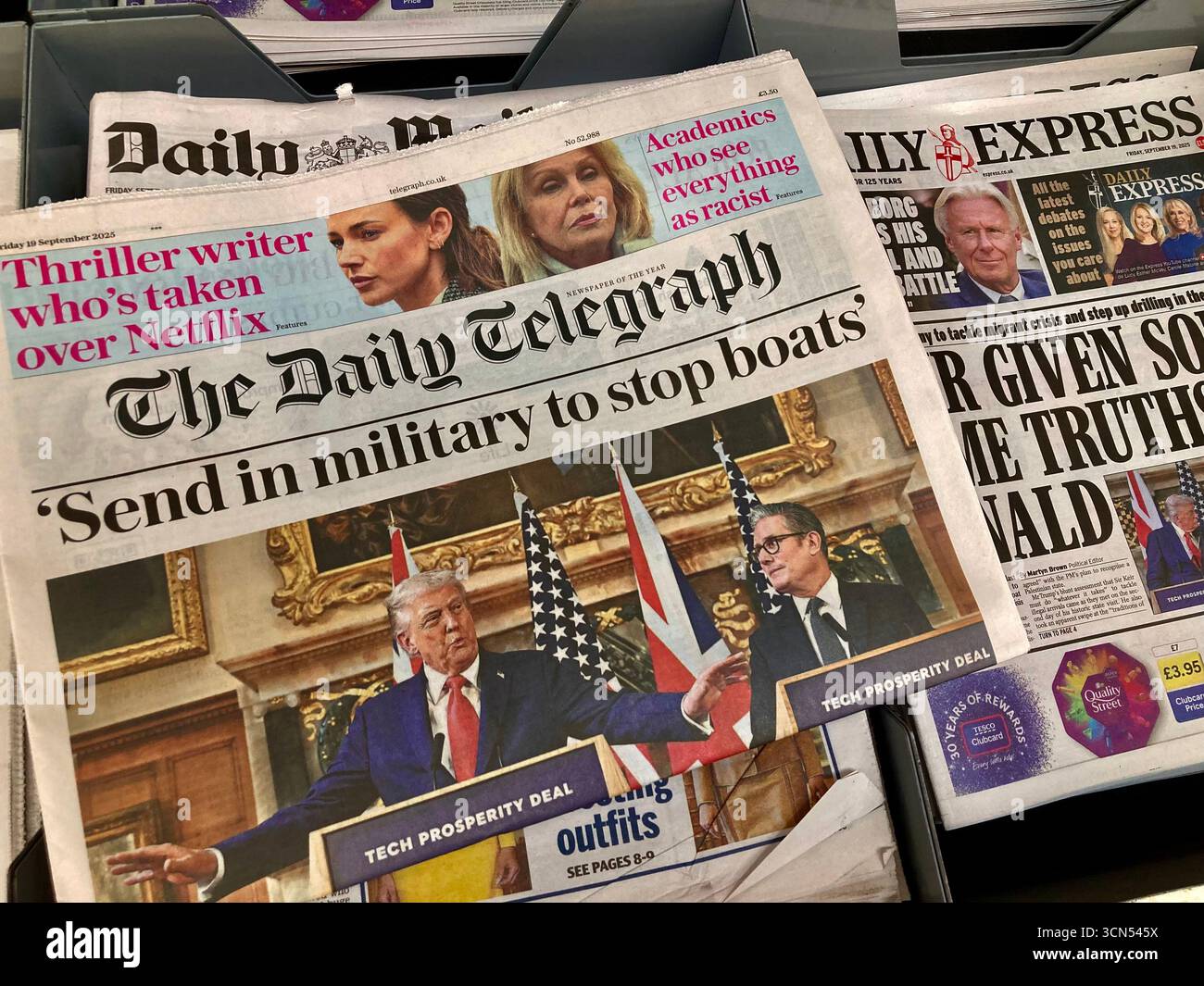 Britische Zeitungen berichten, dass Trump Keir Starmer während ihrer gemeinsamen Pressekonferenz dazu auffordert, illegale Migrantenboote zu stoppen Stockfoto