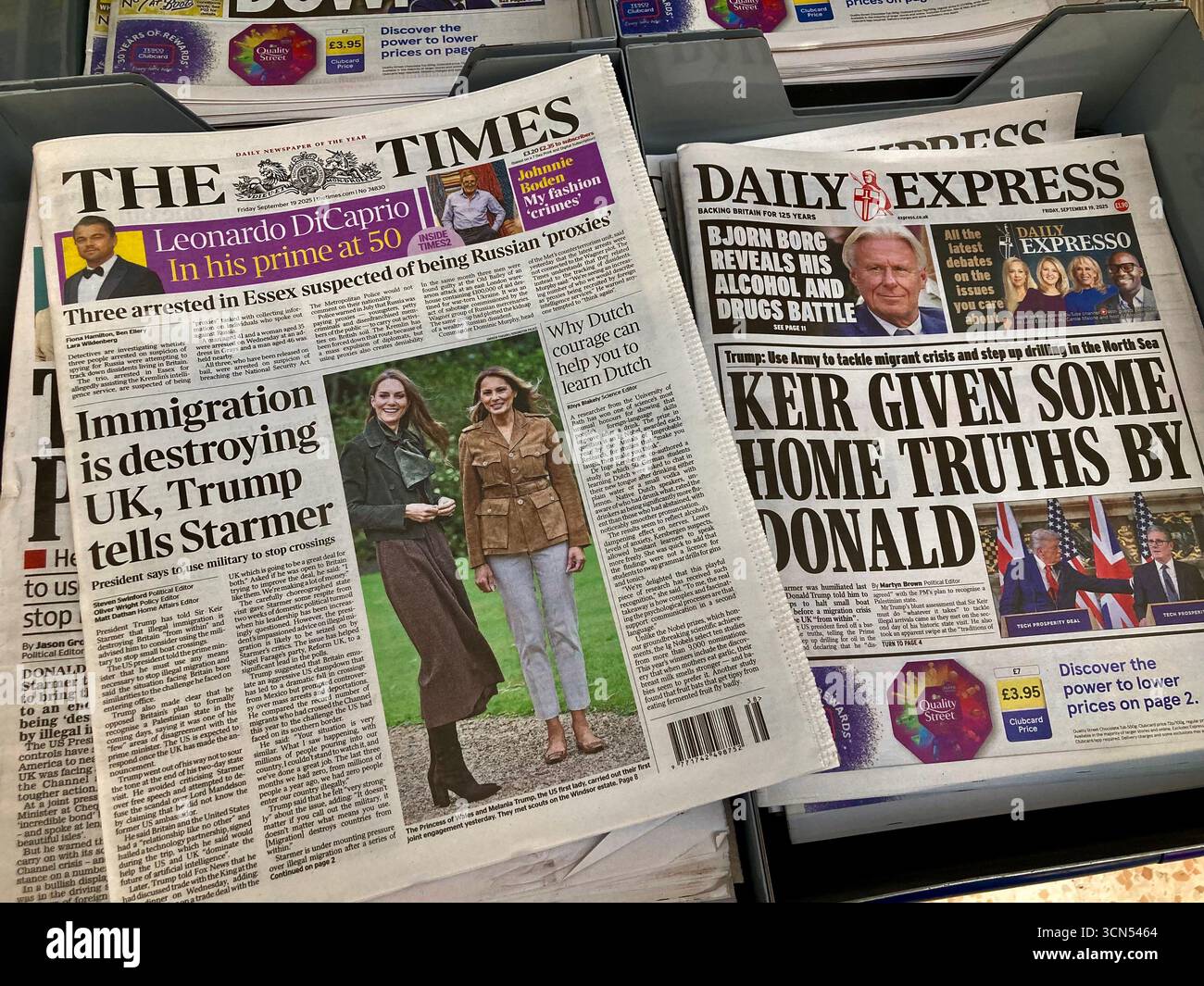 Britische Zeitungen berichten, dass Trump Keir Starmer während ihrer gemeinsamen Pressekonferenz dazu auffordert, illegale Migrantenboote zu stoppen Stockfoto