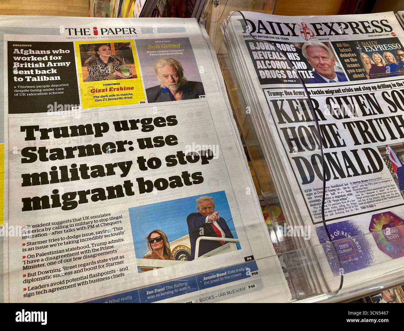 Britische Zeitungen berichten, dass Trump Keir Starmer während ihrer gemeinsamen Pressekonferenz dazu auffordert, illegale Migrantenboote zu stoppen Stockfoto