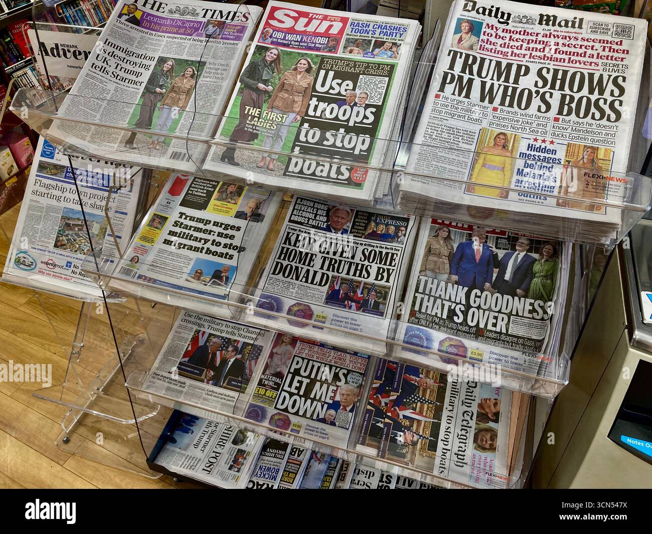 Britische Zeitungen berichten, dass Trump Keir Starmer während ihrer gemeinsamen Pressekonferenz dazu auffordert, illegale Migrantenboote zu stoppen Stockfoto