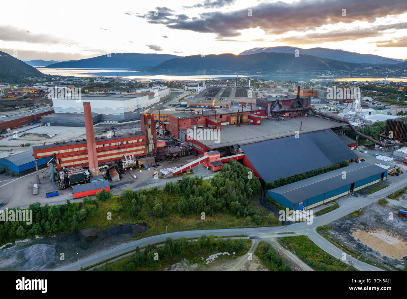 Mo i Rana 20250831. Drohnenbild des Mo Industrieparks ist eines der größten Industriegebiete Norwegens mit ca. 2335 Mitarbeitern, verteilt auf ca. 110 Unternehmen. Der Industriepark wird auf dem Grundstück errichtet und nutzt einige Gebäude und Infrastruktur der ehemaligen A/S Norsk Jernverk. Foto: Gorm Kallestad / NTB dieser Text wird automatisch übersetzt Stockfoto