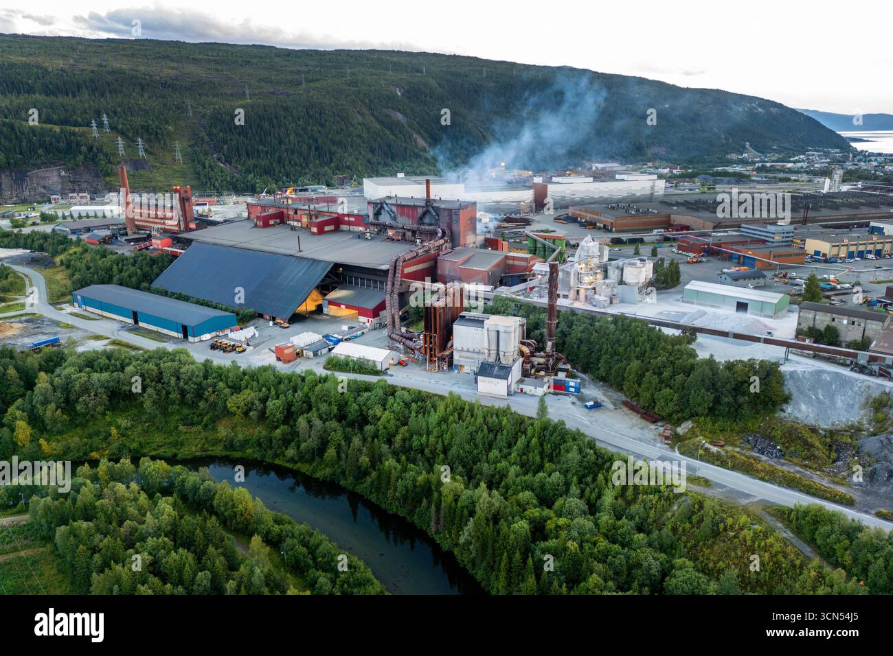 Mo i Rana 20250831. Drohnenbild des Mo Industrieparks ist eines der größten Industriegebiete Norwegens mit ca. 2335 Mitarbeitern, verteilt auf ca. 110 Unternehmen. Der Industriepark wird auf dem Grundstück errichtet und nutzt einige Gebäude und Infrastruktur der ehemaligen A/S Norsk Jernverk. Foto: Gorm Kallestad / NTB dieser Text wird automatisch übersetzt Stockfoto