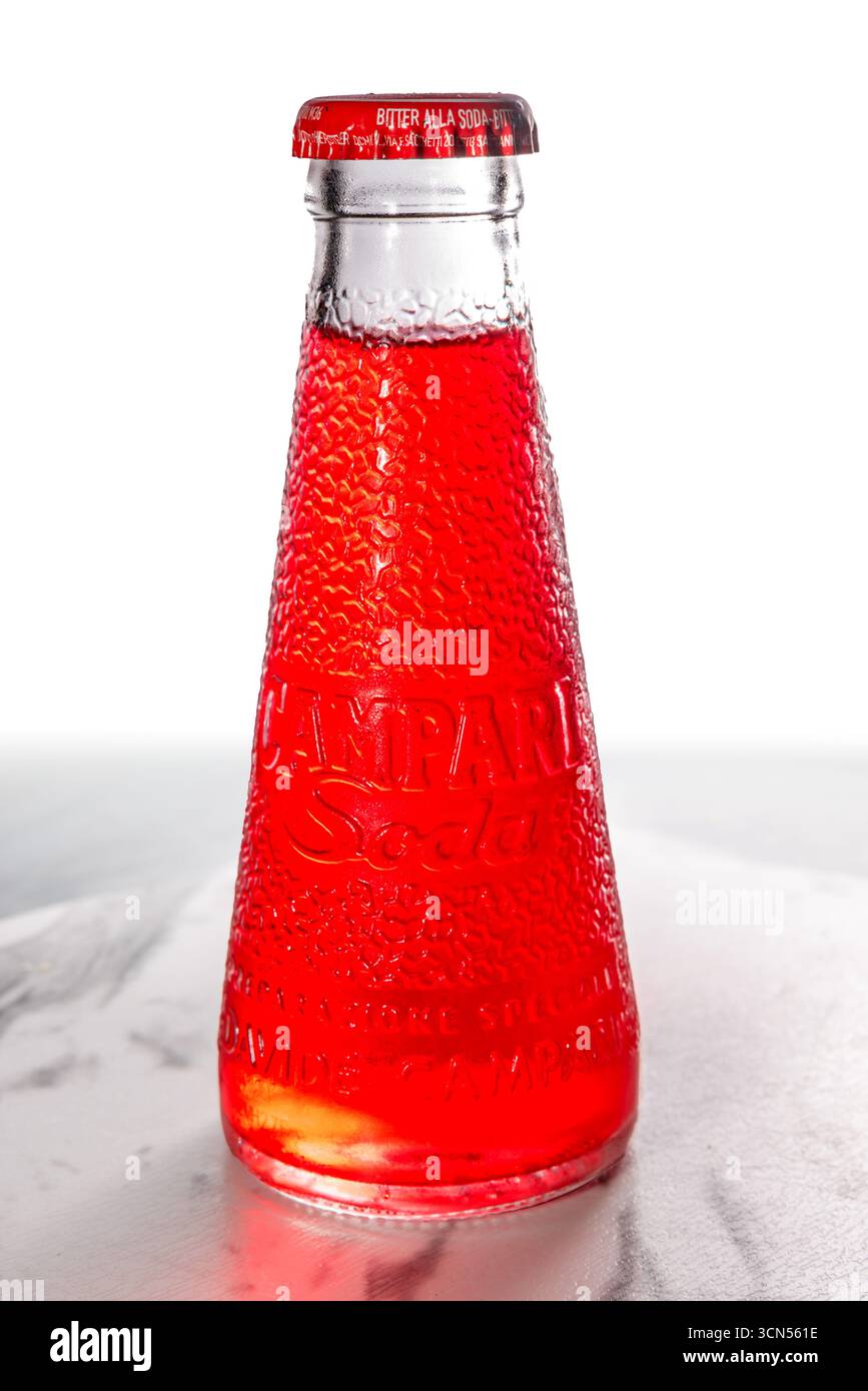 Italien - 18. September 2025: Campari Soda in seiner berühmten Glasflasche, eine Portion Bitter und Limonade in einer verzierten Glasflasche. Stockfoto