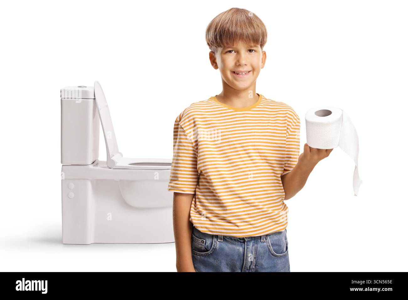 Ein Kind, das eine Toilettenpapierrolle vor einem Toilettensitz hält, isoliert auf weißem Hintergrund Stockfoto