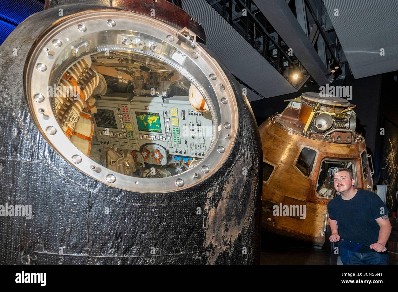 [Embargo bis zum 20. SEPTEMBER 00,01] London, Großbritannien. 19. September 2025. L) „Soyuz TMA-19M Abstiegsmodul und Fallschirm“, 2015, eingesetzt von einer internationalen Besatzung, einschließlich des britischen Tim Peake, um die Internationale Raumstation zu erreichen und von ihr zurückzukehren, und „Apollo 10 Command Module „Charlie Brown“, 1969, eingesetzt von den Astronauten Tom Stafford, Gene Cernan und John Young um den Mond im Mai 1969. Vorstellung der neuen Space Gallery im Science Museum, South Kensington. Die Galerie öffnet am 20. September für die Öffentlichkeit und präsentiert Objekte, die das erste Weltraumzeitalter und die Zukunft von Spac feiern Stockfoto