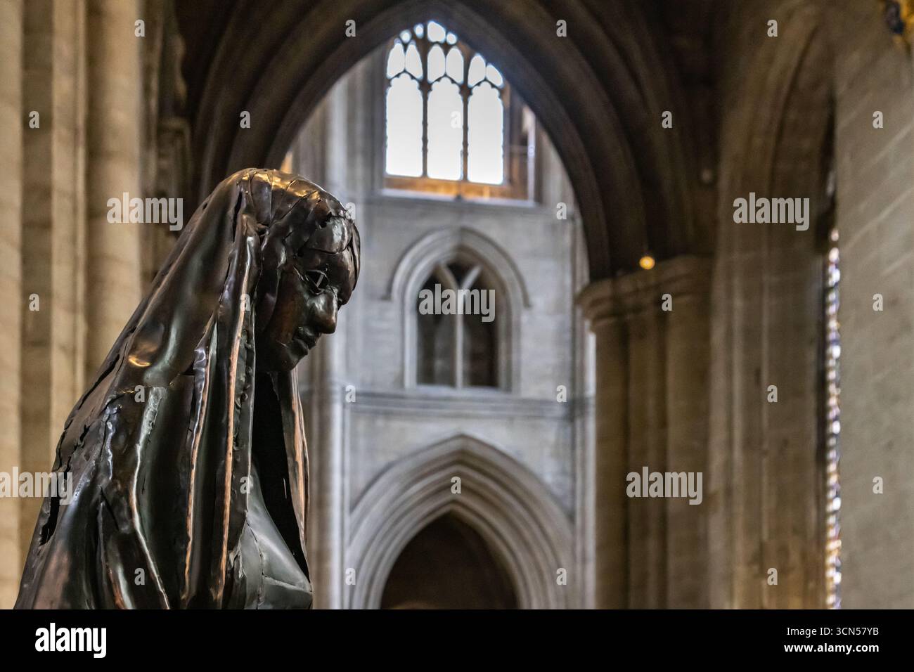 Das Innere der Ripon Cathedral in North Yorkshire mit gotischen Bögen, Steinsäulen und verschleierten weiblichen religiösen Statuen in der historischen Kirche. Stockfoto