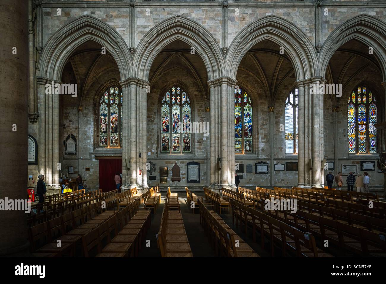Das Innere der Ripon Cathedral in North Yorkshire zeigt gotische Bögen, gerippte Gewölbe, Buntglas und mittelalterliche Steinarbeiten Stockfoto