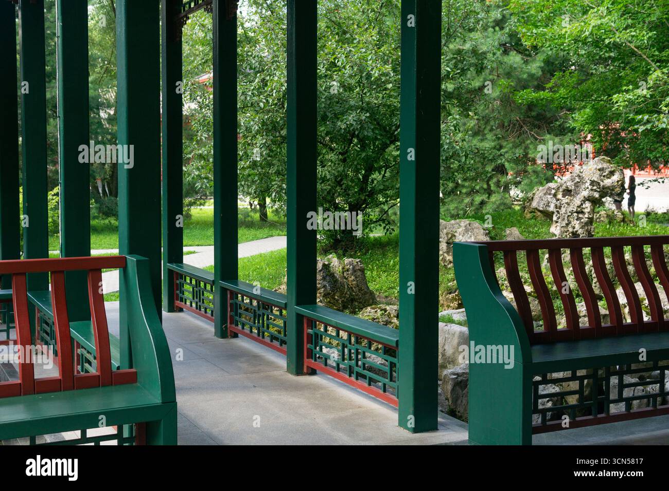 Blick vom Pavillon auf den chinesischen Garten Stockfoto