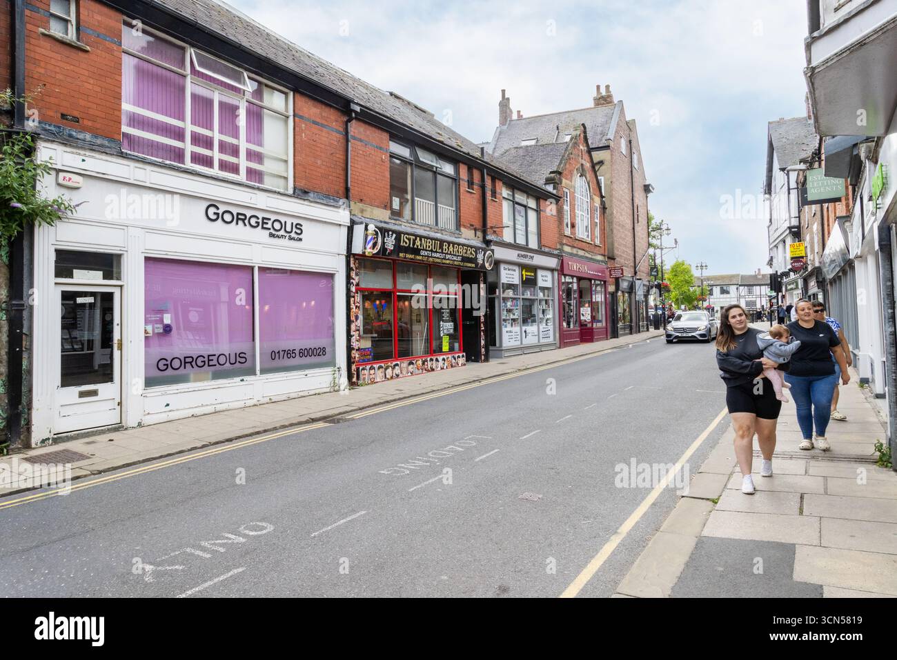 Türkischer Friseurladen in einer britischen Hauptstraße, ein Cash-based Business-Typ, der zunehmend mit Geldwäsche und der Sättigung des Einzelhandels in Verbindung steht Stockfoto