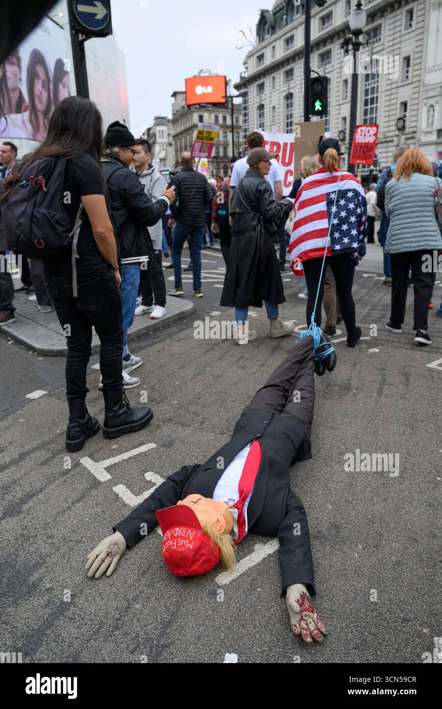Ein Demonstrant, der ein Bildnis von Präsident Trump schleppt und an der Demonstration "Trump Not Welcome" teilnimmt, einem nationalen Protest gegen die von US-Präsident Trump Stockfoto