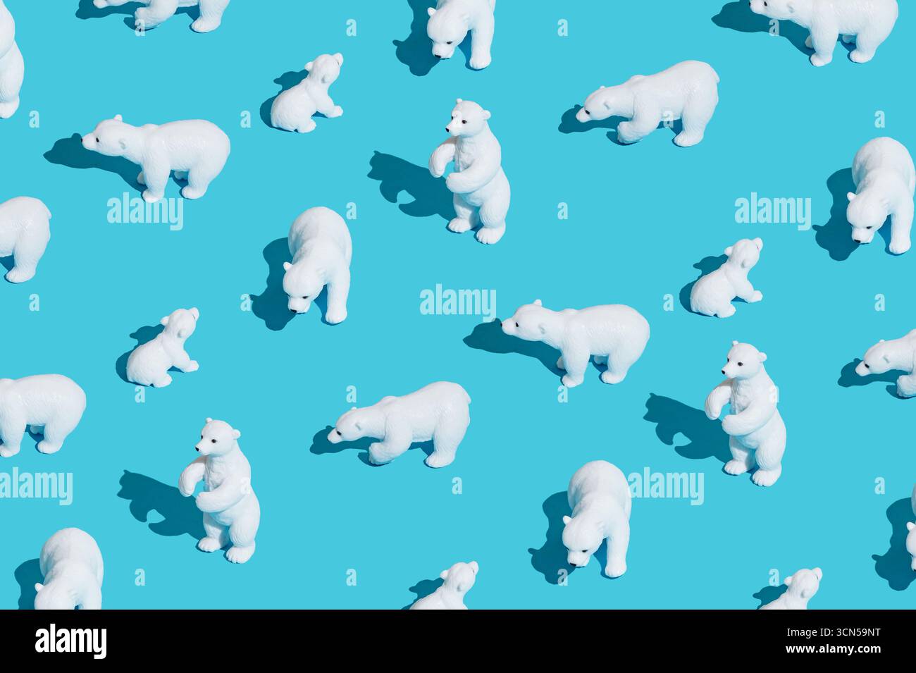 Trendiges Muster mit Eisbären auf pastellblauem Hintergrund. Minimales Konzept. Kreatives Weihnachtsmuster im Hintergrund. Weihnachtsästhetik. Stockfoto