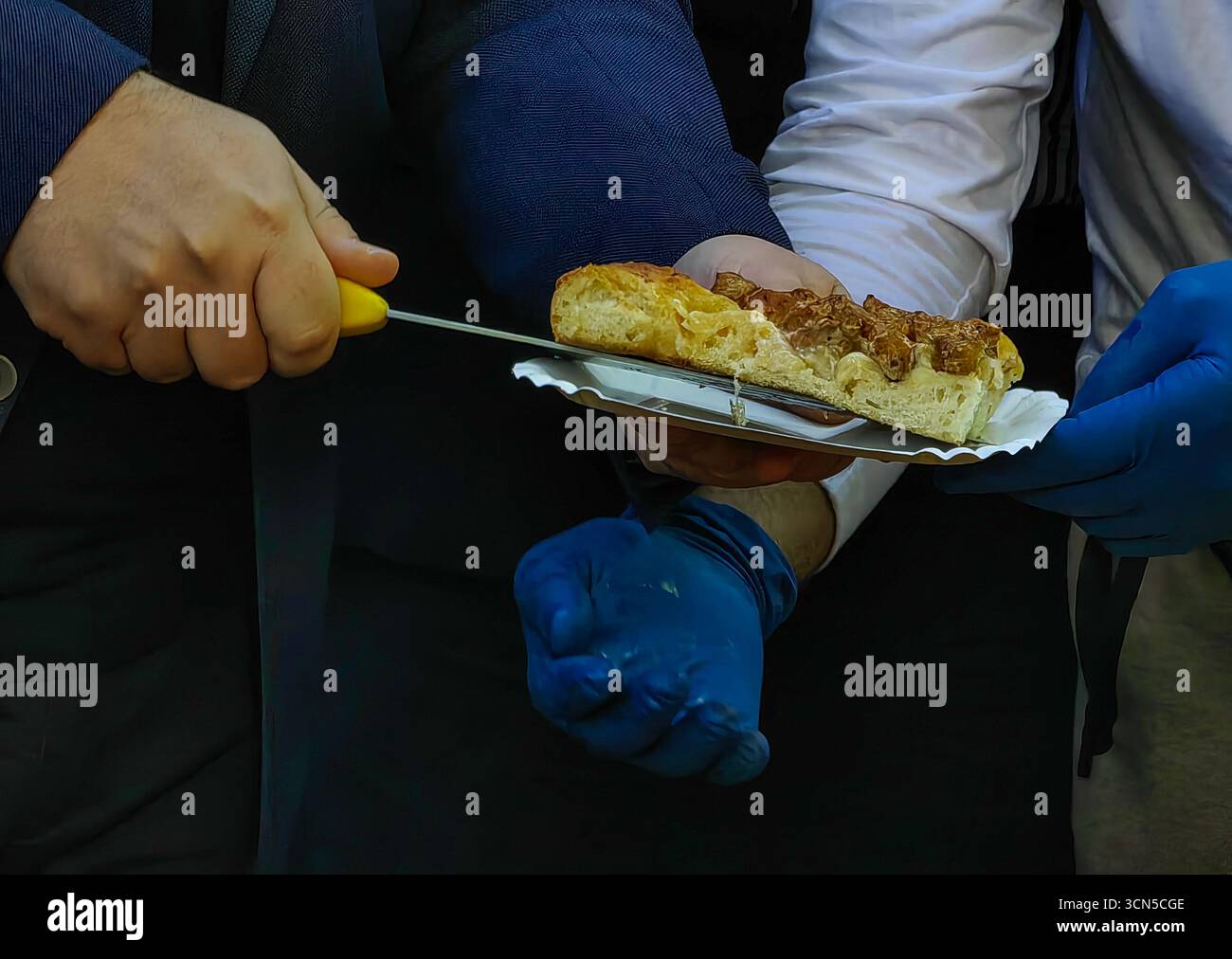 Geschmack der Tradition: Mazedonische Pastramajlija in Händen Stockfoto