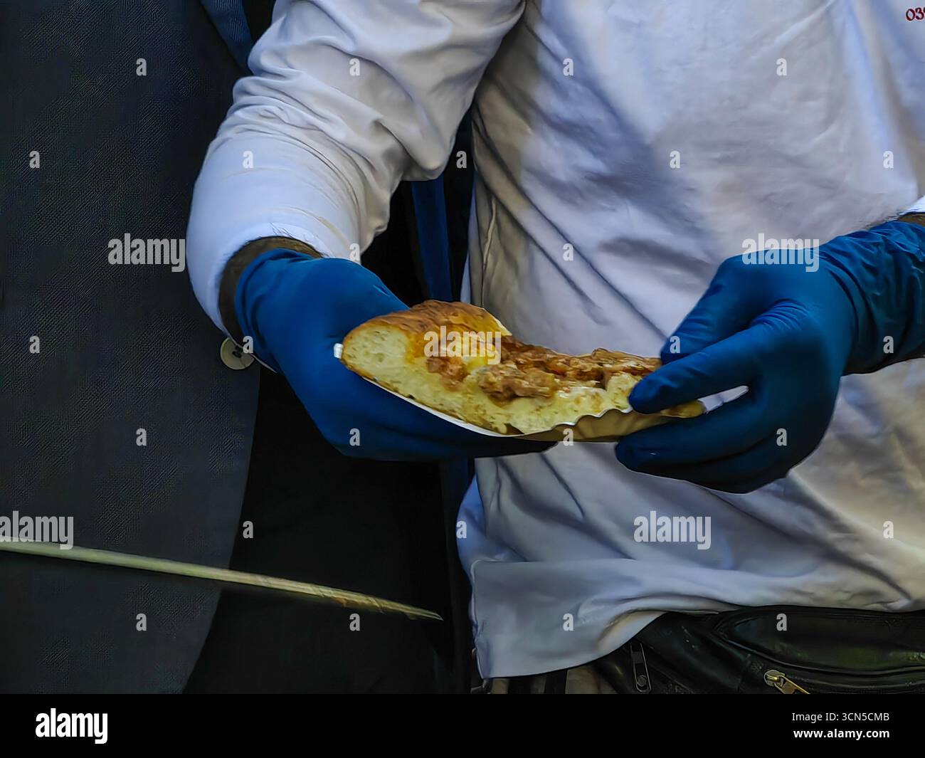 Geschmack der Tradition: Mazedonische Pastramajlija in Händen Stockfoto