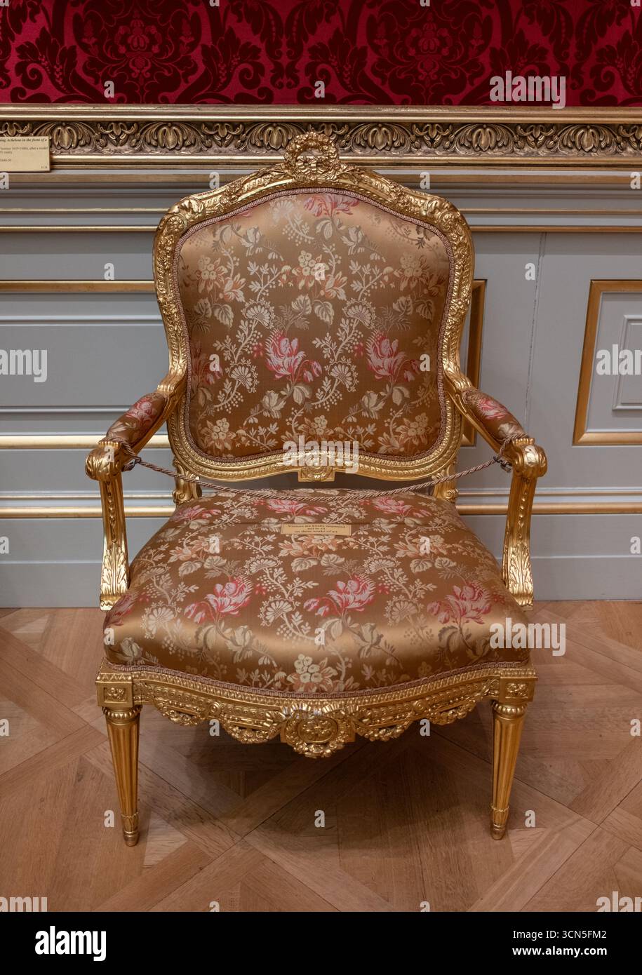 Antiker Stuhl in der Wallace Collection in London, England, Großbritannien Stockfoto