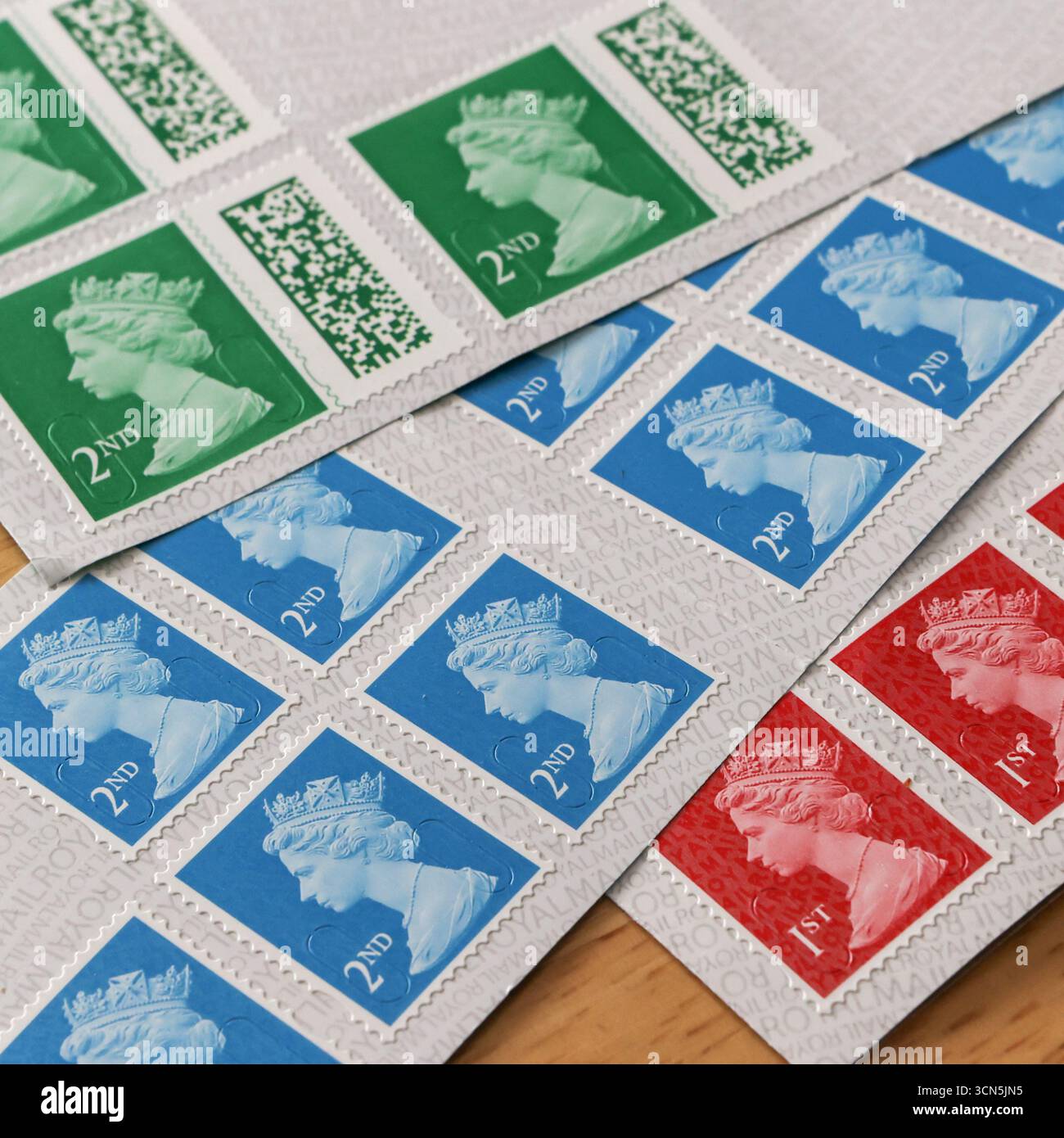 Eine Mischung aus königlichen Briefmarken der 1. Klasse und 2. Klasse mit dem Porträt Queen Elizabeth II Stockfoto