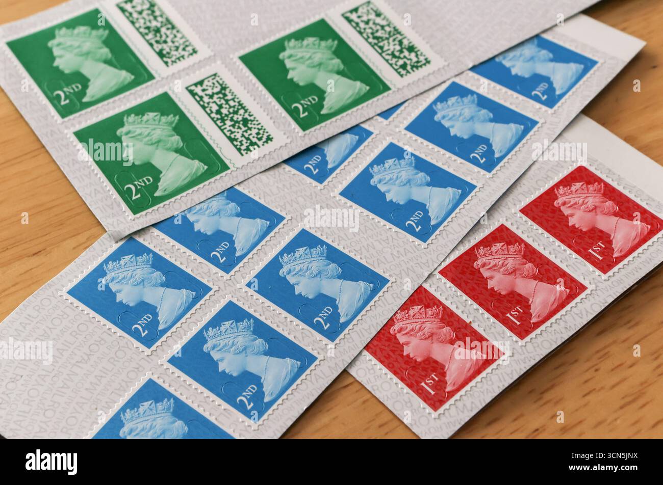 Eine Mischung aus königlichen Briefmarken der 1. Klasse und 2. Klasse mit dem Porträt Queen Elizabeth II Stockfoto