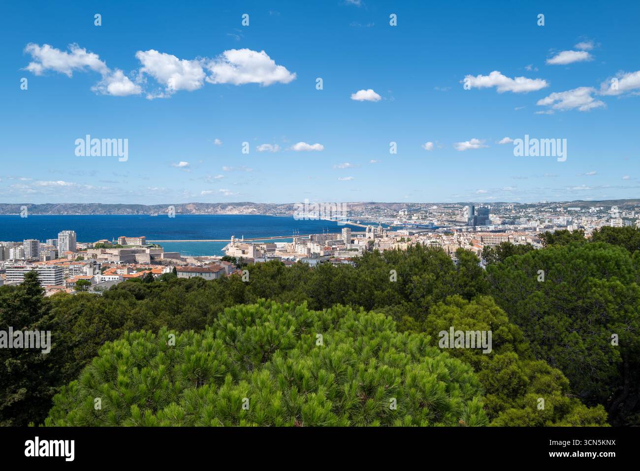 Panoramablick über Marseille, Frankreich, mit dem Alten Hafen (Vieux-Port), Fort Saint-Nicolas und dem Mittelmeer unter einem klaren blauen Himmel. Das Foto Stockfoto