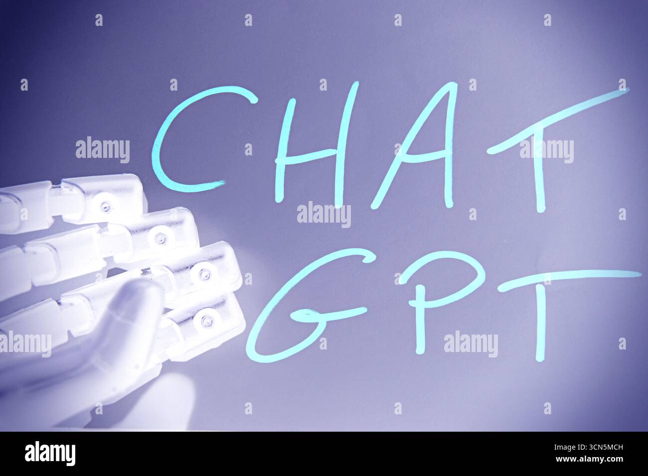 Handschrift mit der Aufschrift „Chat GPT“ mit einer Roboterhand als Hintergrund. Stockfoto