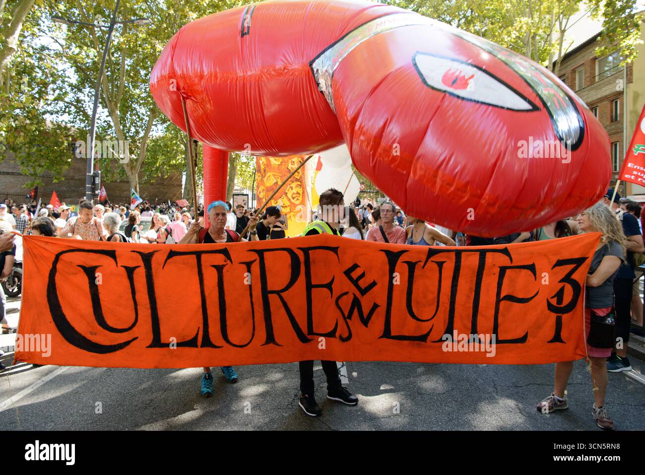 Toulouse, Frankreich. September 2025. Demonstration in den Straßen von Toulouse für den gewerkschaftsstreik am 18. September 2025 - 19/09/2025 - Frankreich/Occitanie/Toulouse - Mathieu Pinard Baillet/Le Pictorium Credit: LE PICTORIUM/Alamy Live News Stockfoto