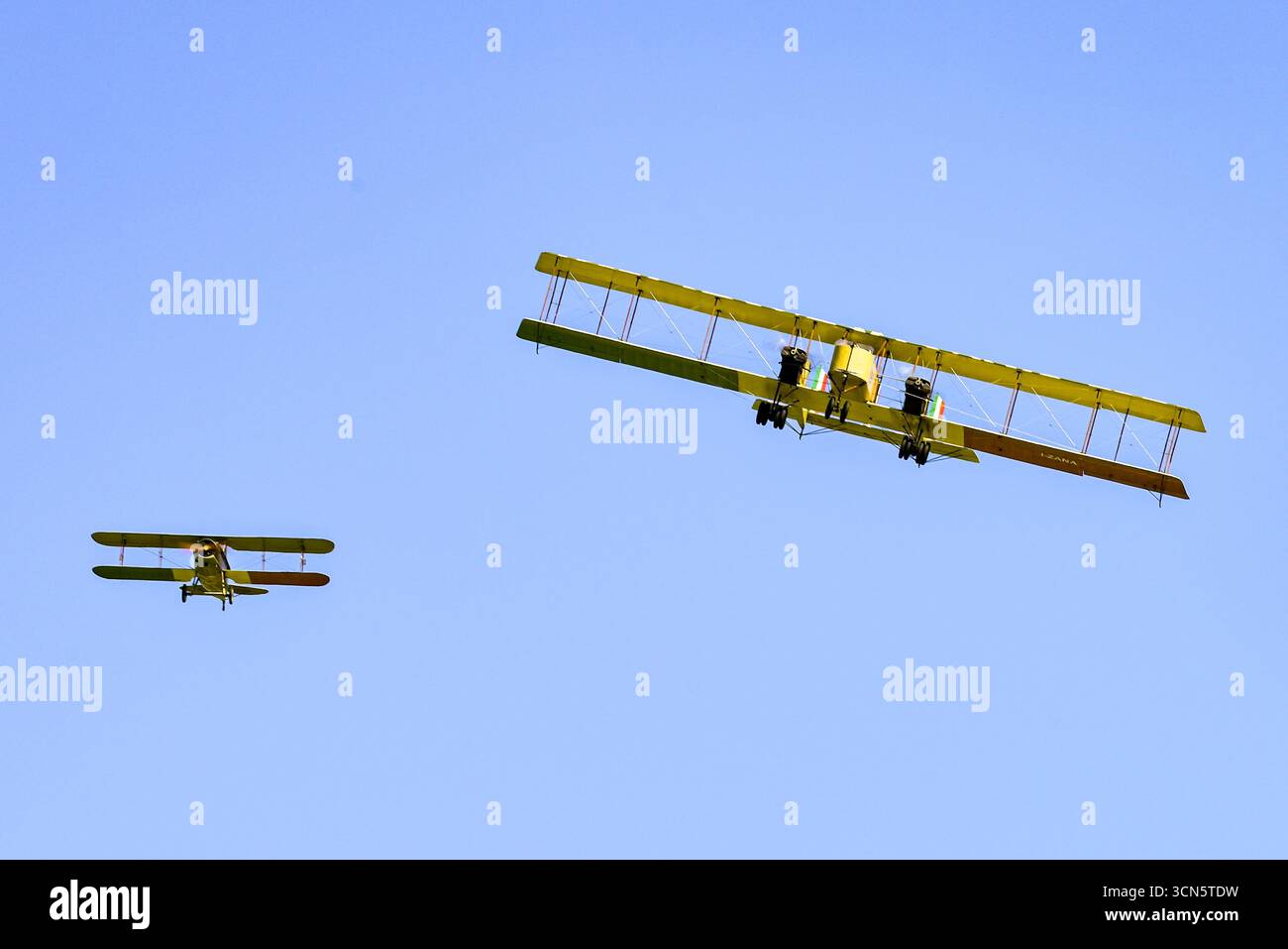 Flughafen „Arturo Ferrarin“ Thiene - Vicenza, Thiene (Vi), Italien, 19. September 2025, Caproni CA.3 und Fokker DR.1M während der Thiene Air Show 2025 - News Credit: Live Media Publishing Group/Alamy Live News Stockfoto