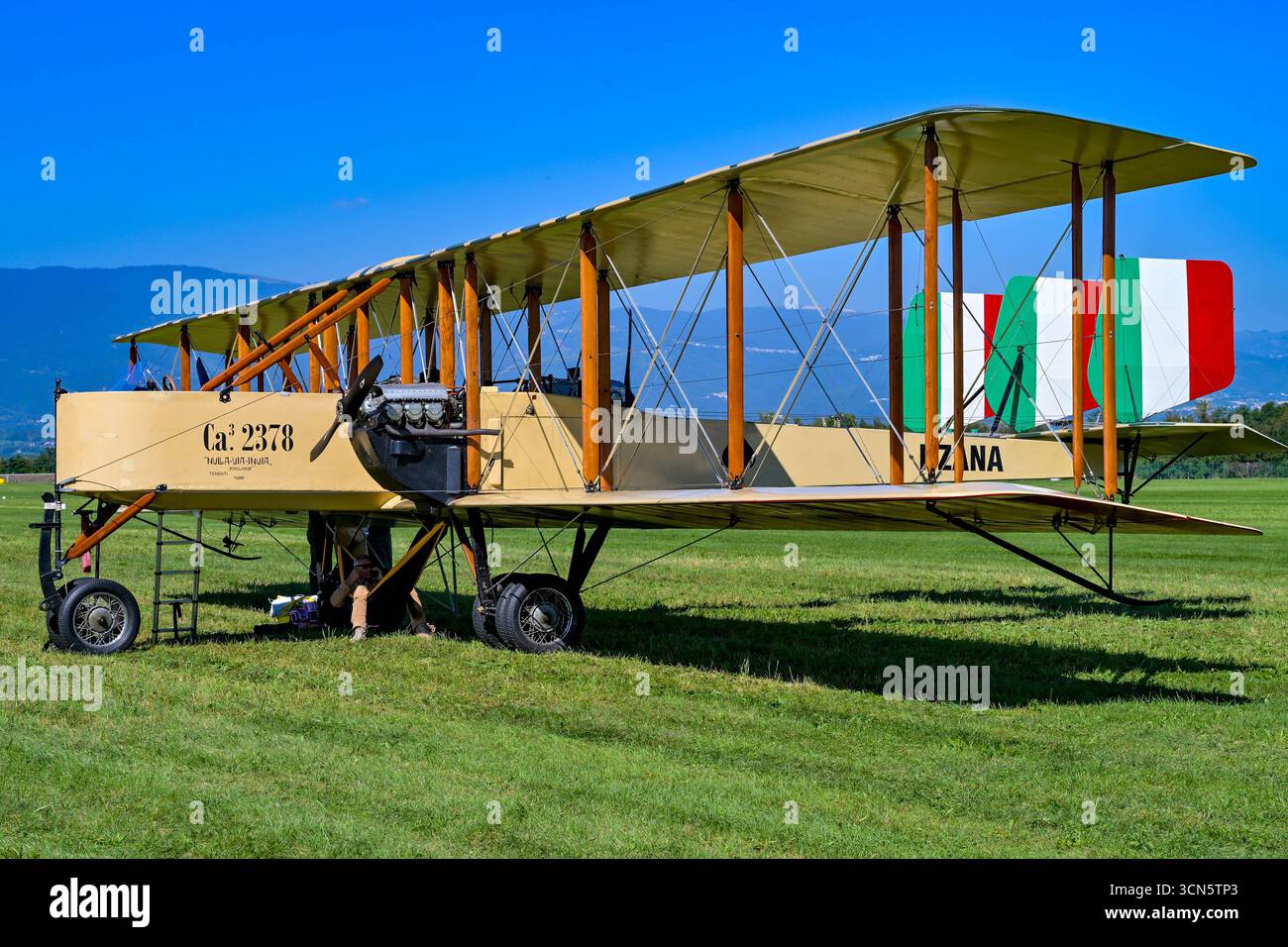 Flughafen „Arturo Ferrarin“ Thiene - Vicenza, Thiene (Vi), Italien, 19. September 2025, Caproni ca. 3 Warten auf dem Rollweg während der Thiene Air Show 2025 - News Credit: Live Media Publishing Group/Alamy Live News Stockfoto