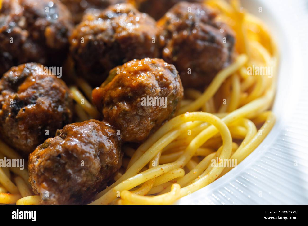 Nahaufnahme der spanischen Albondigas Fleischbällchen in Tomatensauce auf Spaghetti Stockfoto