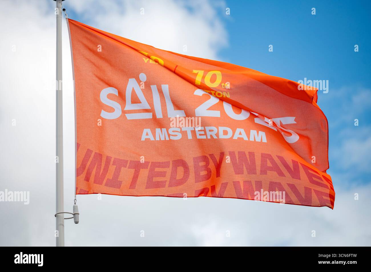 Amsterdam Niederlande 23. August 2025 Tausende säumen die Küste von Het ij und den Hafen von Amsterdam für das fünfjährliche Sail Tall Ships Event. Stockfoto