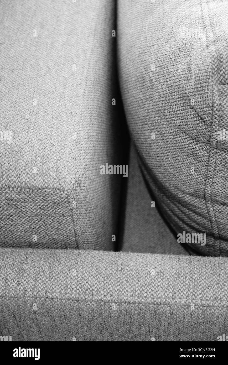 Nahaufnahme des strukturierten Stoffes auf einem Möbelstück, das Details und Textur des Materials zeigt. Stockfoto